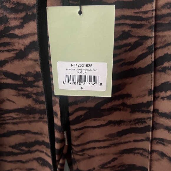 ๐๐PAM & GELA๐๐
Tiger Print Cigarette Track Skinny Zip Ankle
Lisa Rinna, RHOBH - Picture 7 of 15